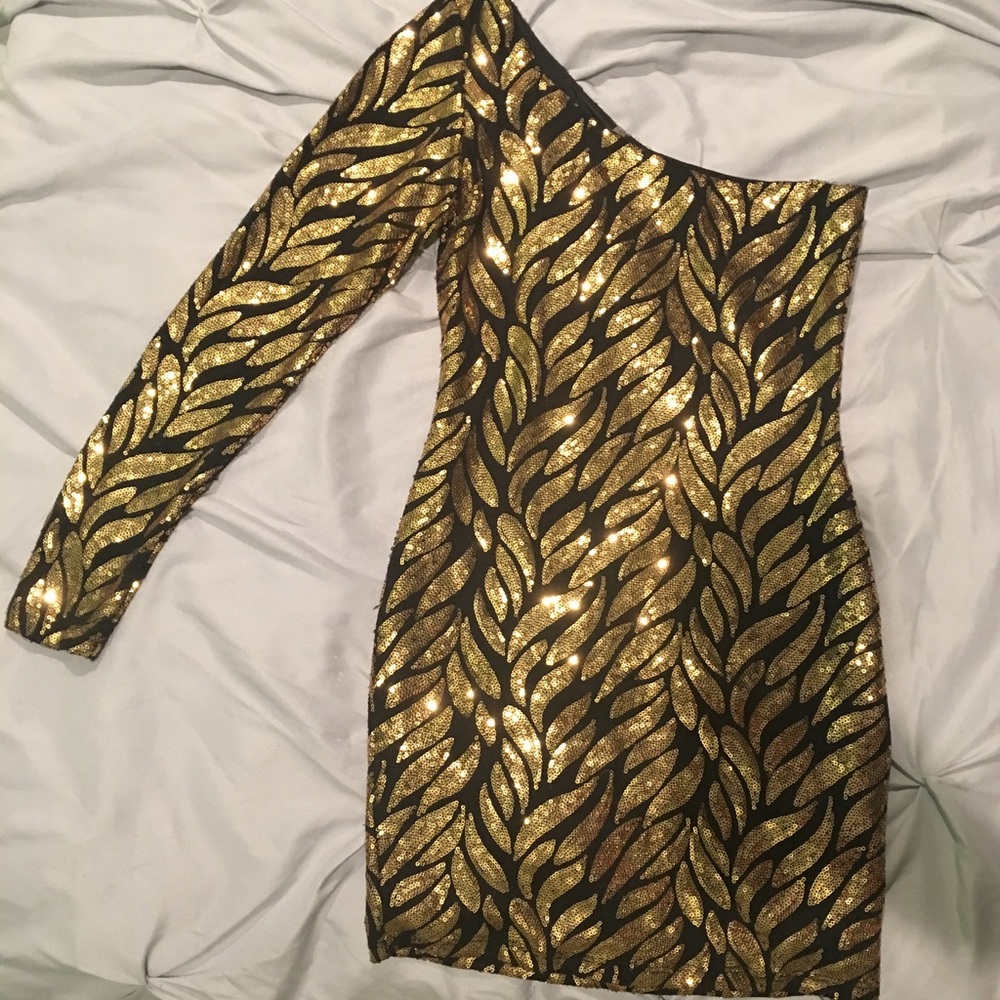 One sleeve sequins dress